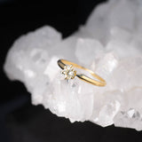 Anillo de compromiso con diamante de laboratorio central de .30ct corte brillante con certificado IGI elaborado en oro amarillo 14k