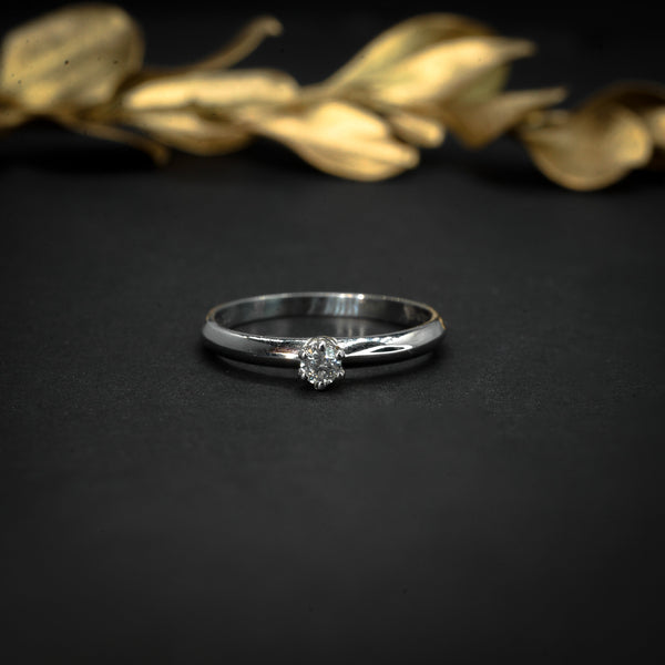 Anillo de compromiso con diamante natural central de .10ct elaborado en oro blanco de 18 kilates