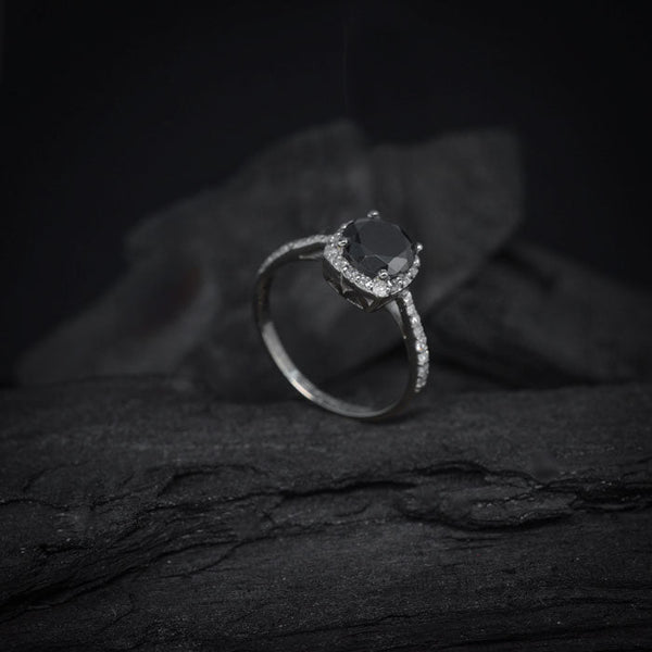 Anillo de compromiso con diamante negro natural de 1.0ct y cristales laterales elaborado en oro blanco de 14 kilates