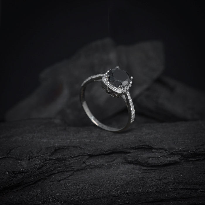 Anillo de compromiso con diamante negro natural central de 1.0ct y cristales laterales elaborado en oro blanco de 14 kilates