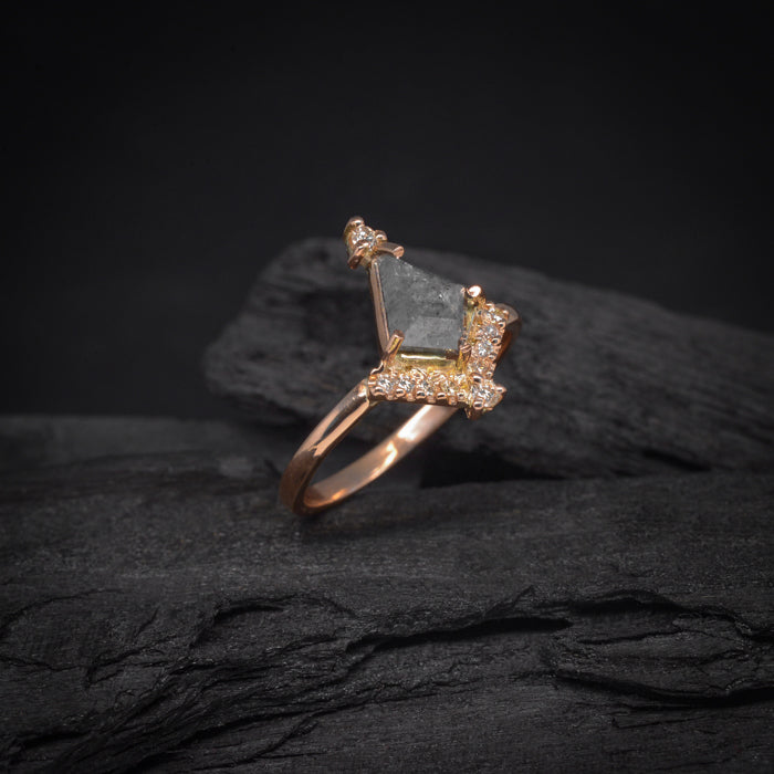 Anillo de compromiso con diamante natural sal y pimienta central de .87ct y 12 diamantes naturales laterales elaborado en oro rosa de 18 kilates