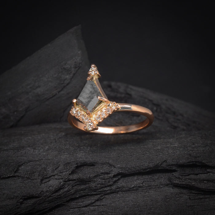 Anillo de compromiso con diamante natural sal y pimienta central de .87ct y 12 diamantes naturales laterales elaborado en oro rosa de 14 kilates