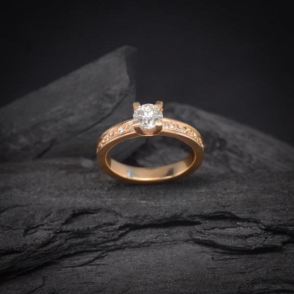 Anillo de compromiso con diamante natural central de .40ct con certificación GIA y 20 diamantes naturales laterales elaborado en oro amarillo de 18 kilates