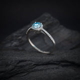 Anillo de compromiso con moissanita azul de .50ct con certificado GRA y 32 diamantes naturales laterales elaborado en oro blanco de 14 kilates
