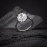 Anillo de compromiso con cristales elaborado en oro blanco de 14 kilates