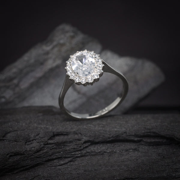 Anillo de compromiso con cristales elaborado en oro blanco de 14 kilates