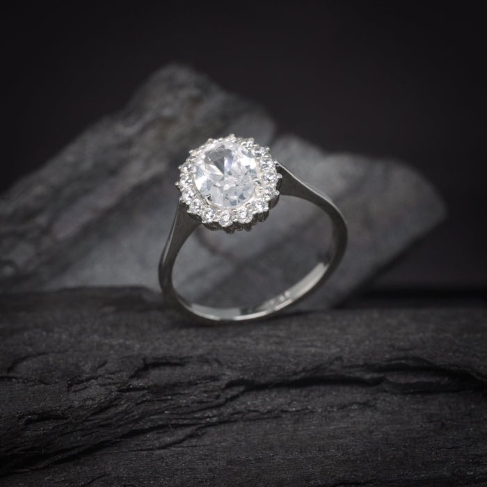 Anillo de compromiso con cristales elaborado en oro blanco de 14 kilates