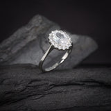 Anillo de compromiso con cristales elaborado en oro blanco de 14 kilates