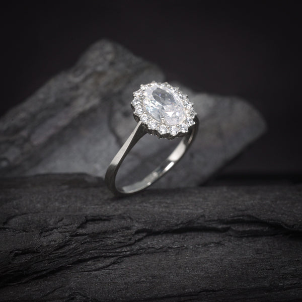 Anillo de compromiso con cristales elaborado en oro blanco de 14 kilates