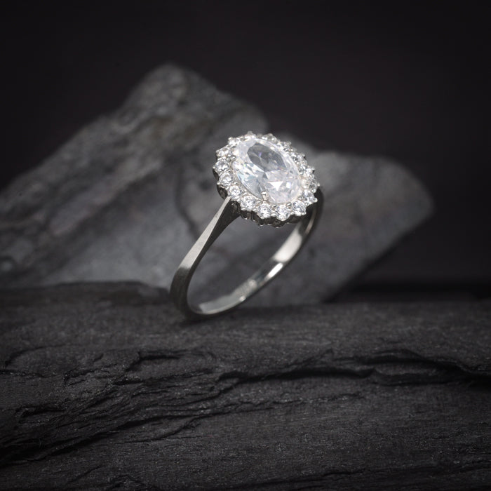 Anillo de compromiso con cristales elaborado en oro blanco de 14 kilates