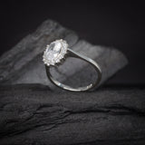 Anillo de compromiso con cristales elaborado en oro blanco de 14 kilates