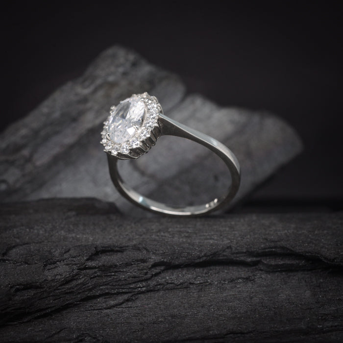 Anillo de compromiso con cristales elaborado en oro blanco de 14 kilates