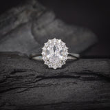 Anillo de compromiso con cristales elaborado en oro blanco de 14 kilates