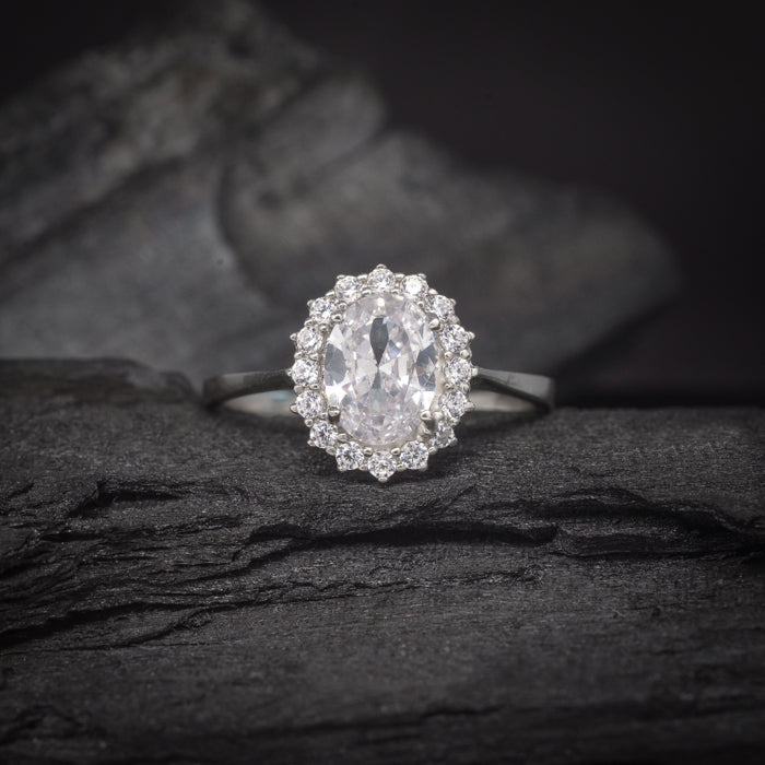 Anillo de compromiso con cristales elaborado en oro blanco de 14 kilates