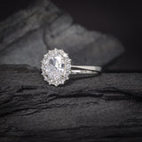 Anillo de compromiso con cristales elaborado en oro blanco de 14 kilates