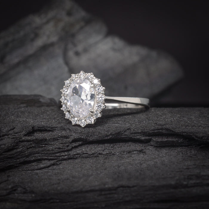 Anillo de compromiso con cristales elaborado en oro blanco de 14 kilates