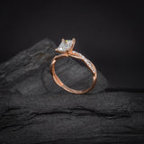 Anillo de compromiso con moissanita corte radiante de 1.0ct con certificado GRA y 18 diamantes naturales laterales elaborado en oro rosa de 14 kilates