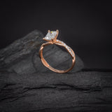 Anillo de compromiso con moissanita corte radiante de 1.0ct con certificado GRA y cristales laterales elaborado en oro rosa de 14 kilates