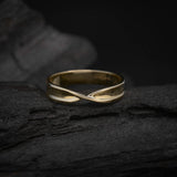 Par de argollas de matrimonio macizas de 4mm con incrustación de 12 diamantes naturales (mitad de la pieza) elaboradas en oro amarillo de 14k