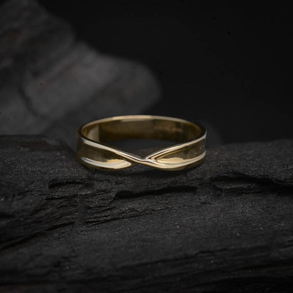 Argolla de matrimonio maciza de 4mm elaborada en oro amarillo de 14k