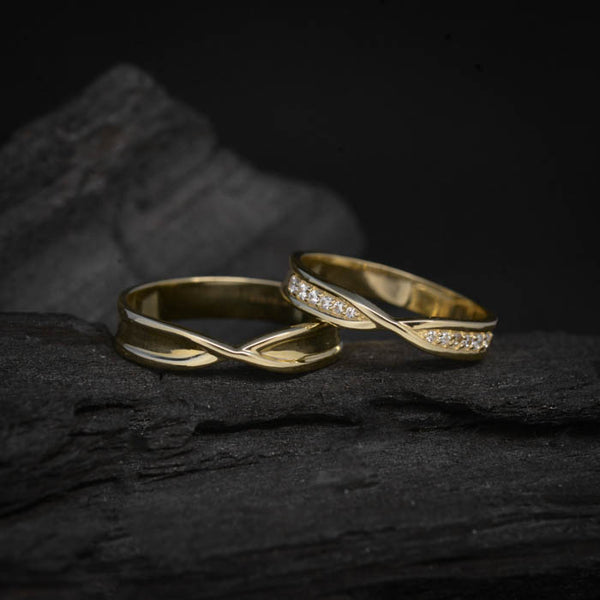Par de argollas de matrimonio macizas de 4mm con incrustación de 12 diamantes naturales (mitad de la pieza) elaboradas en oro amarillo de 14k