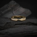 Par de argollas de matrimonio macizas de 4mm con incrustación de 12 diamantes naturales (mitad de la pieza) elaboradas en oro amarillo de 14k
