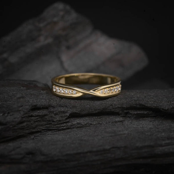 Par de argollas de matrimonio macizas de 4mm con incrustación de 12 diamantes naturales (mitad de la pieza) elaboradas en oro amarillo de 14k
