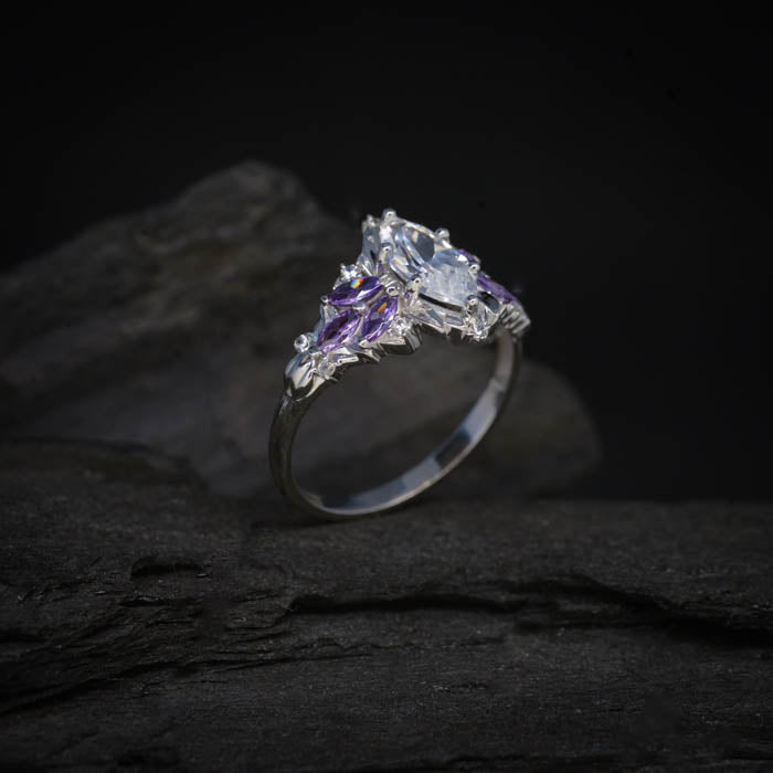 Anillo de compromiso con diamante de laboratorio de 1.0ct con certificado IGI y cristales laterales elaborado en oro blanco de 14 kilates