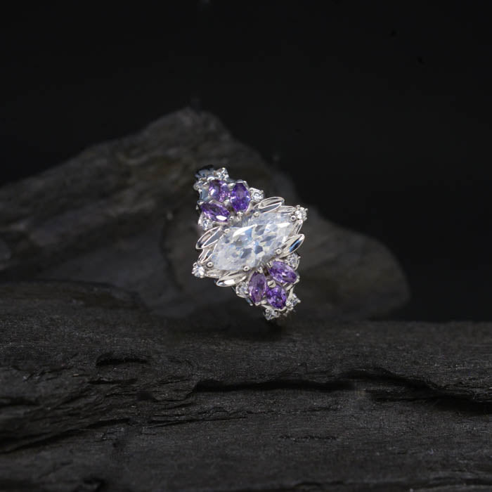 Anillo de compromiso con diamante de laboratorio de 1.0ct con certificado IGI y cristales laterales elaborado en oro blanco de 14 kilates