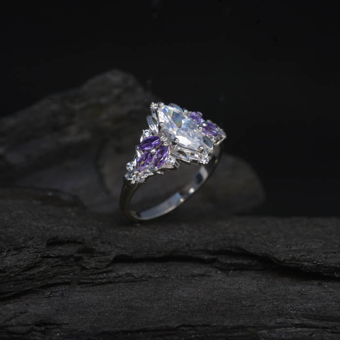 Anillo de compromiso con diamante de laboratorio de 1.0ct con certificado IGI y cristales laterales elaborado en oro blanco de 14 kilates