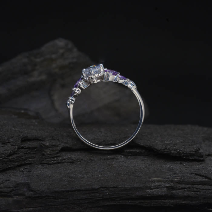 Anillo de compromiso con diamante de laboratorio de 1.0ct con certificado IGI y cristales laterales elaborado en oro blanco de 14 kilates