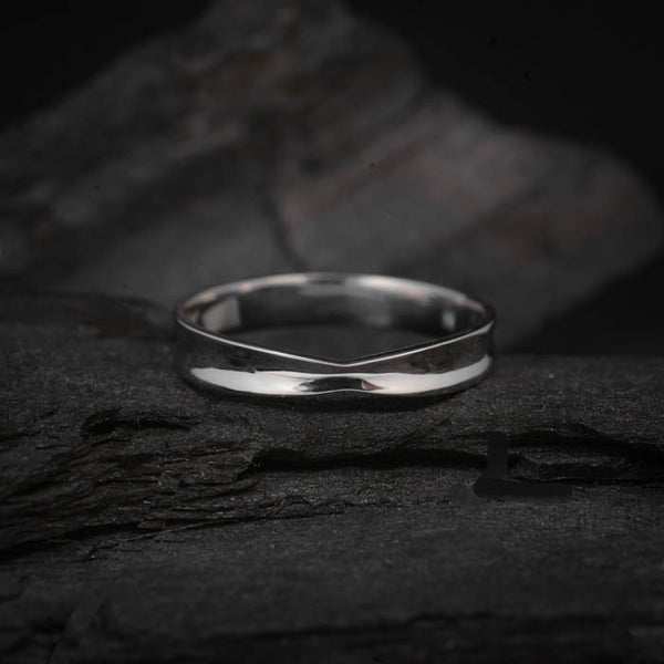 Argolla de matrimonio maciza de 4mm elaborada en oro blanco de 18k