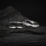 Par de argollas de matrimonio macizas de 4mm con incrustación de cristales (mitad de la pieza) elaboradas en oro blanco de 10k