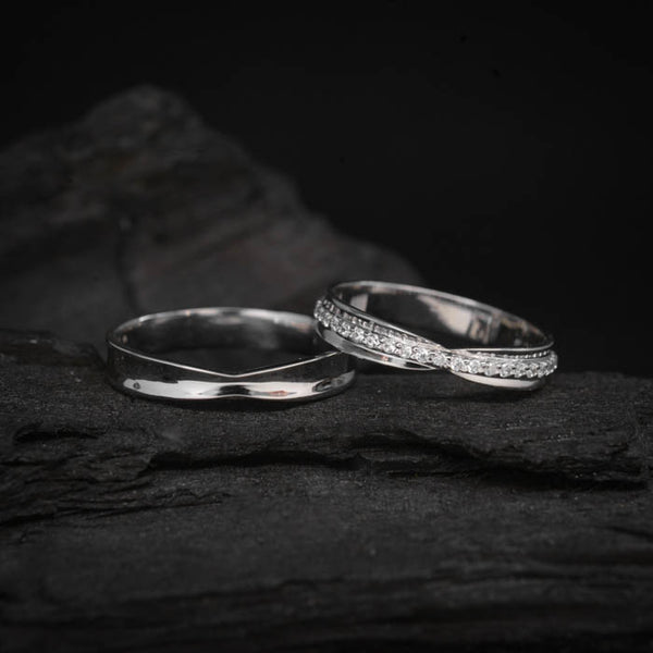 Par de argollas de matrimonio macizas de 4mm con incrustación de cristales (mitad de la pieza) elaboradas en oro blanco de 10k