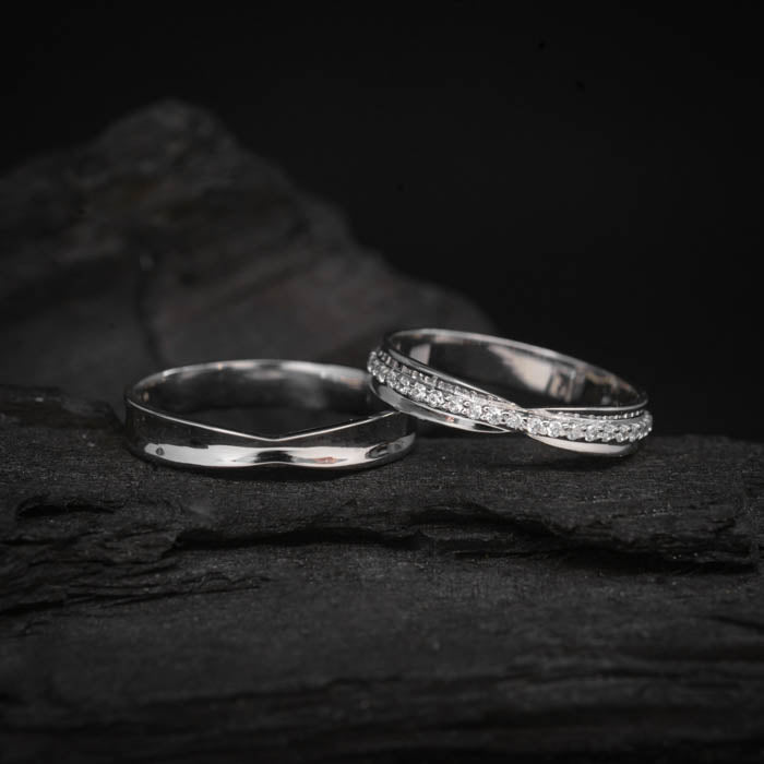 Par de argollas de matrimonio macizas de 4mm con incrustación de cristales (mitad de la pieza) elaboradas en oro blanco de 10k