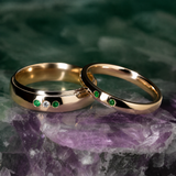 Par de argollas de matrimonio confort sólidas de 3mm y 5mm con incrustación de 2 diamantes de laboratorio y 4 esmeraldas naturales elaboradas en oro amarillo y blanco de 10k