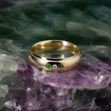 Par de argollas de matrimonio confort sólidas de 3mm y 5mm con incrustación de 2 diamantes de laboratorio y 4 esmeraldas naturales elaboradas en oro amarillo y blanco de 10k