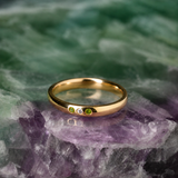 Par de argollas de matrimonio confort sólidas de 3mm y 5mm con incrustación de 2 diamantes de laboratorio y 4 esmeraldas naturales elaboradas en oro amarillo y blanco de 10k