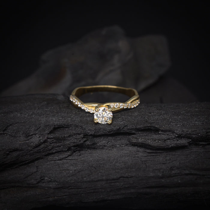 Anillo de compromiso con diamante natural central de .50ct y 18 diamantes naturales laterales elaborado en oro amarillo de 14 kilates