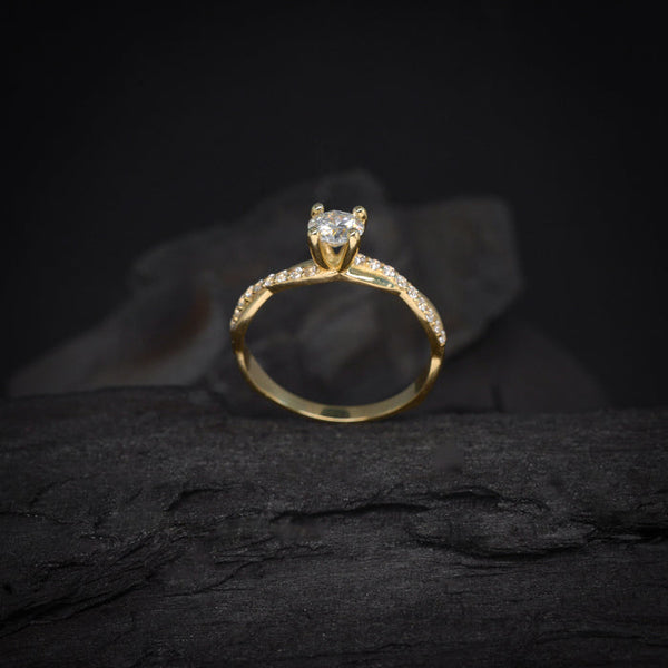 Anillo de compromiso con diamante natural de .50ct y 18 diamantes laterales elaborado en oro amarillo de 14 kilates