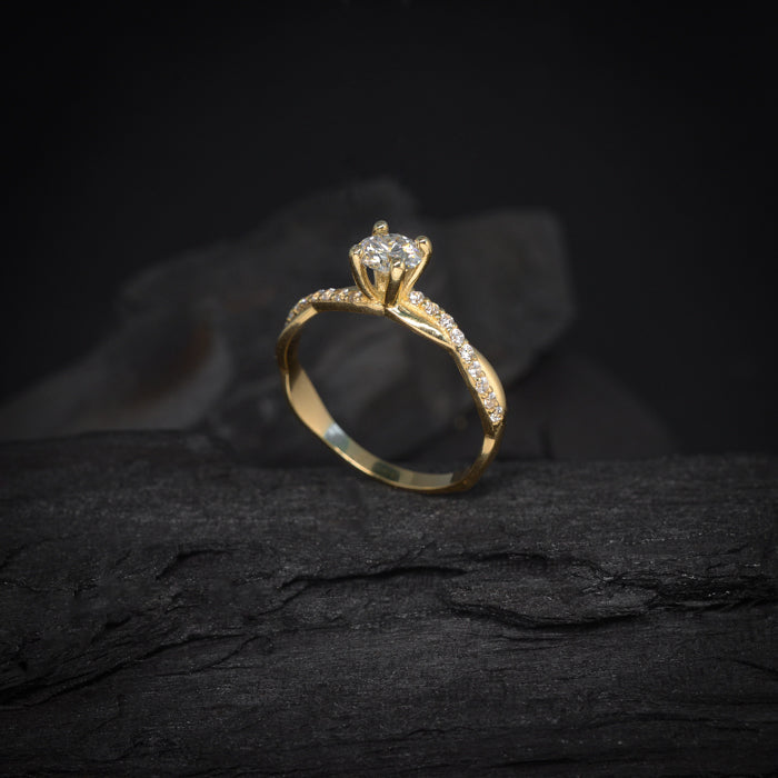 Anillo de compromiso con diamante natural central de .50ct y 18 diamantes naturales laterales elaborado en oro amarillo de 14 kilates