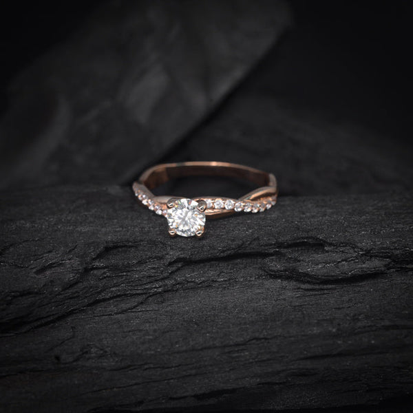 Anillo de compromiso con diamante natural central de .50ct y 18 diamantes laterales elaborado en oro rosa de 14 kilates