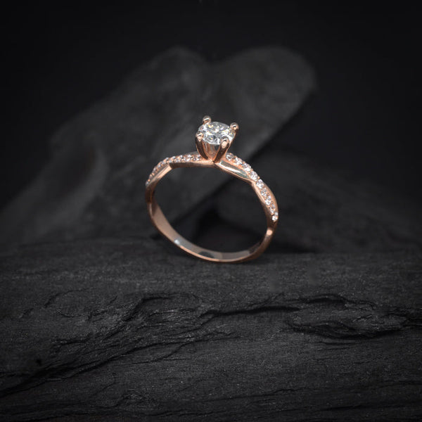 Anillo de compromiso con diamante natural central de .50ct y 18 diamantes laterales elaborado en oro rosa de 14 kilates