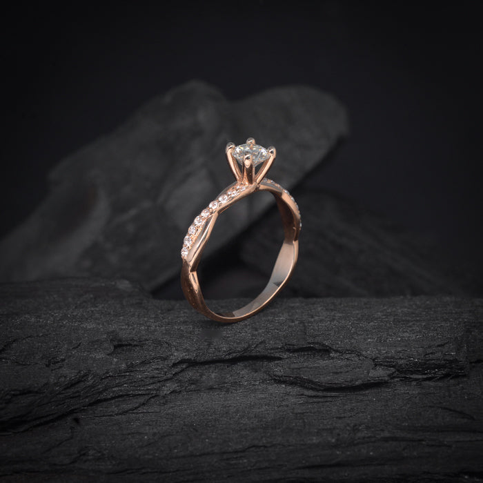 Anillo de compromiso con diamante natural central de .50ct y 18 diamantes naturales laterales elaborado en oro rosa de 14 kilates