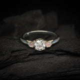 Anillo de compromiso con diamante de laboratorio de 1.0ct corte brillante con certificado IGI y 2 cuarzos laterales elaborado en oro blanco de 14k
