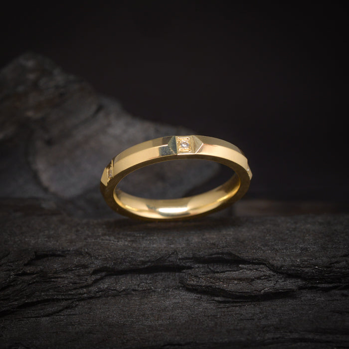 Argolla de matrimonio confort sólida de 3mm con incrustación de .05ct de diamantes naturales elaborada en oro amarillo de 10k