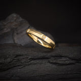 Argolla de matrimonio confort sólida de 3mm con incrustación de .05ct de diamantes naturales elaborada en oro amarillo de 10k