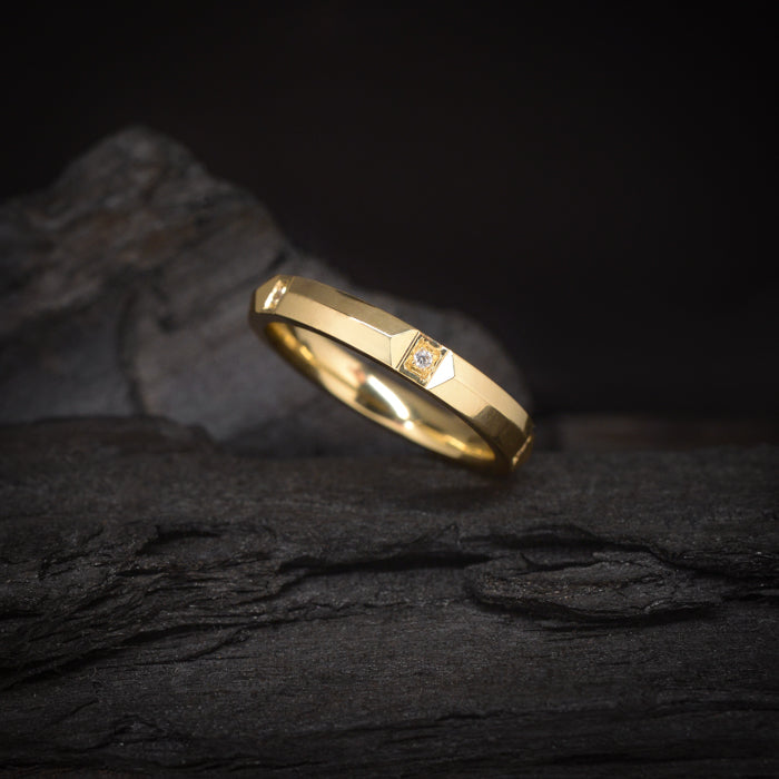 Argolla de matrimonio confort sólida de 3mm con incrustación de .05ct de diamantes naturales elaborada en oro amarillo de 10k
