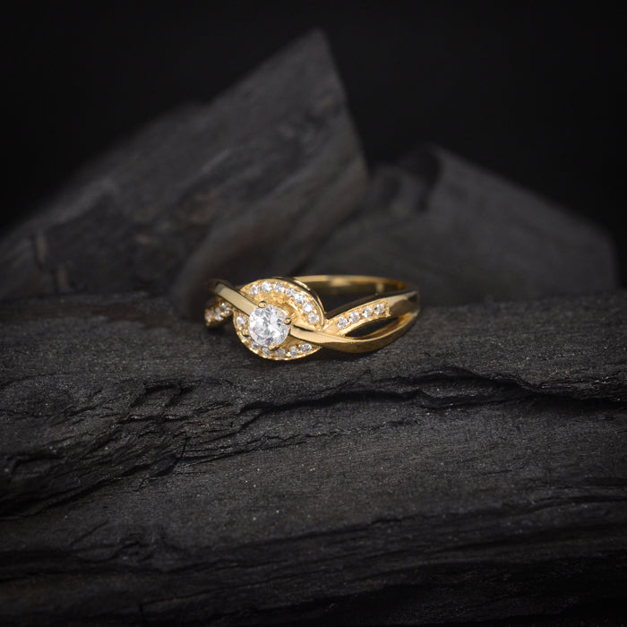 Anillo de compromiso con diamante natural central de .20ct y 30 diamantes naturales laterales elaborado en oro amarillo de 14 kilates
