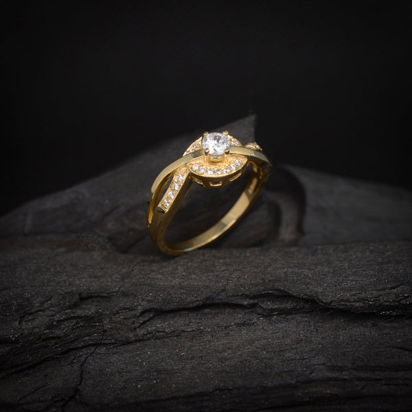 Anillo de compromiso con diamante natural central de .20ct y 30 diamantes laterales elaborado en oro amarillo de 14 kilates